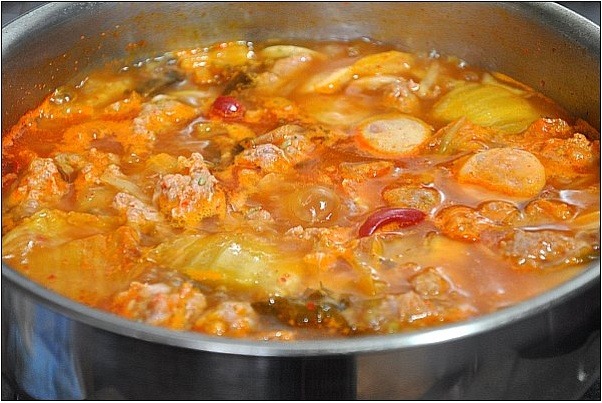 다른 반찬이 필요없는 션한맛의 소시지 김치찌개