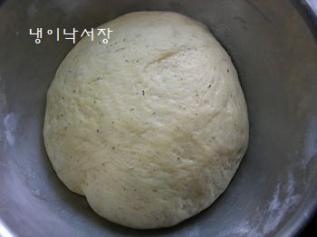 허브가 듬뿍 들어간 프렌치 피자
