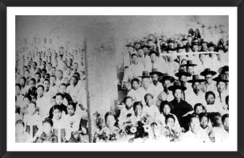 1907년 내리교회의 예배모습. 중간에 병풍