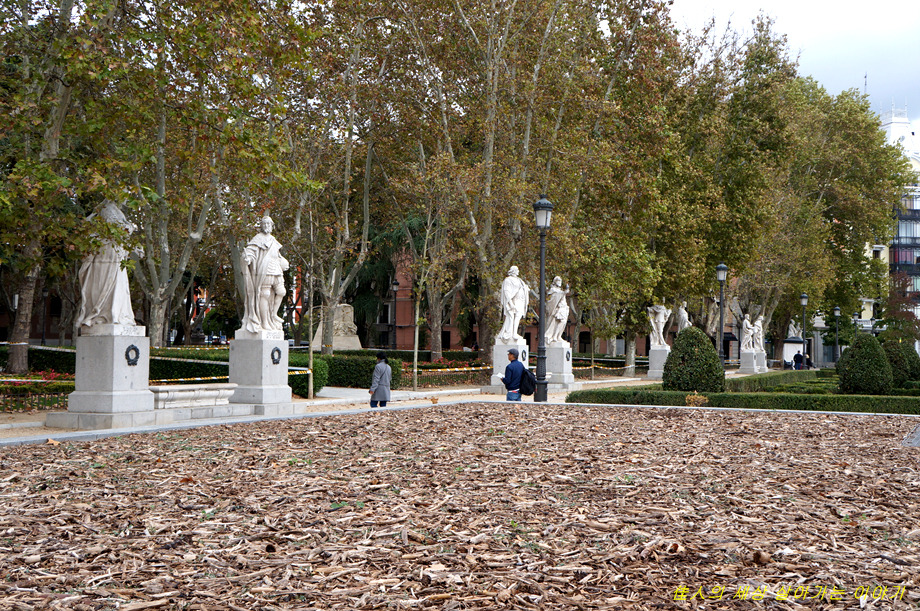 마드리드 왕궁(Palacio Real de Madrid)과 스페인 국기