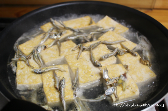 두부 멸치조림... 후다닥 간단하게 만들어드세요~