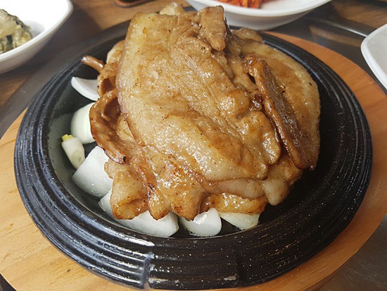 맛있는 점심식사로 기분 좋은 시간
