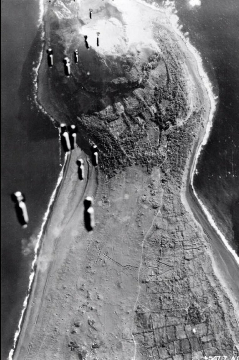 미 육군 제 7항공대 B-24 폭격기 편대의 이오지마 폭격 - USAAF 7th Air Force B-24 Liberator Bomber bombing on Iwo Jima