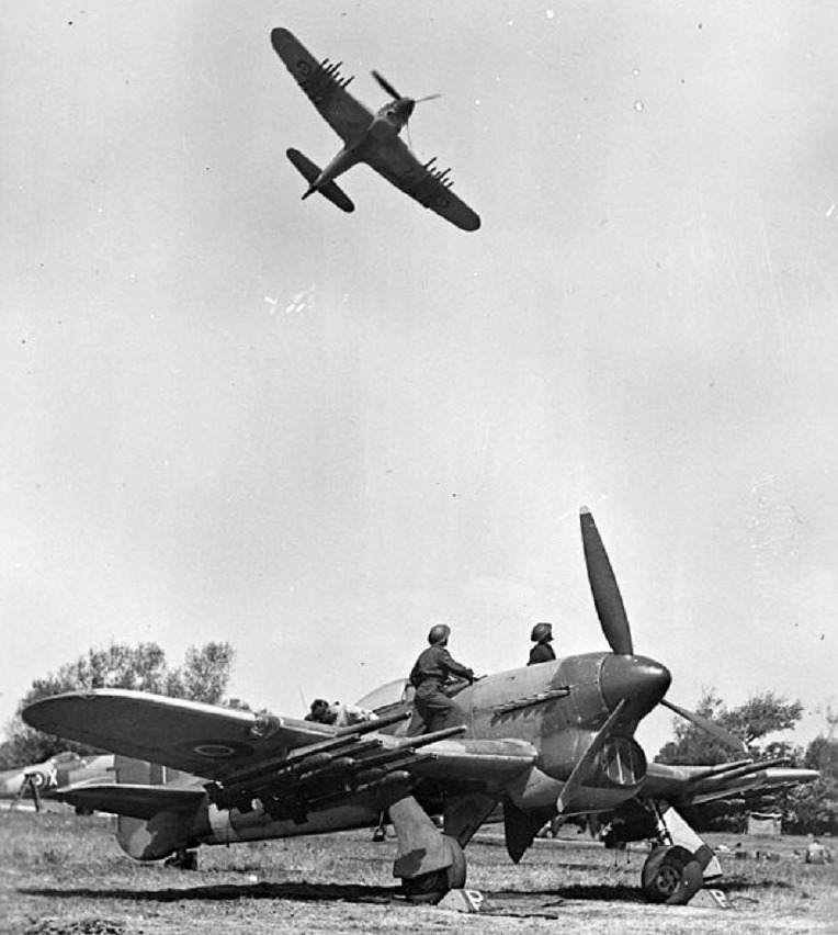 영국 공군의 독일군 기갑 차량 격파 필살 무기였던 RP-3 로켓탄 -German Panzer perfect striked Weapons by RCAF Hawker Typhoons  RP-3 Rocket 