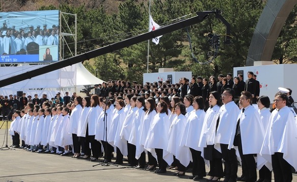`잠들지 않는 남도’ 드디어 제주4.3추념식 제창/제주의 소리