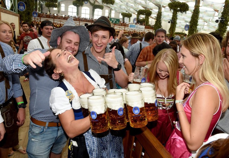 옥토버페스트 비어글라스 도우미 독일 여성들의 강인한 팔 근력- Oktoberfest beer carrying German Women Arms strong Power 