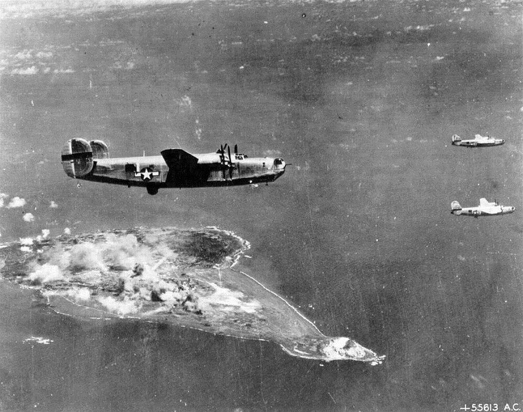 미 육군 제 7항공대 B-24 폭격기 편대의 이오지마 폭격 - USAAF 7th Air Force B-24 Liberator Bomber bombing on Iwo Jima
