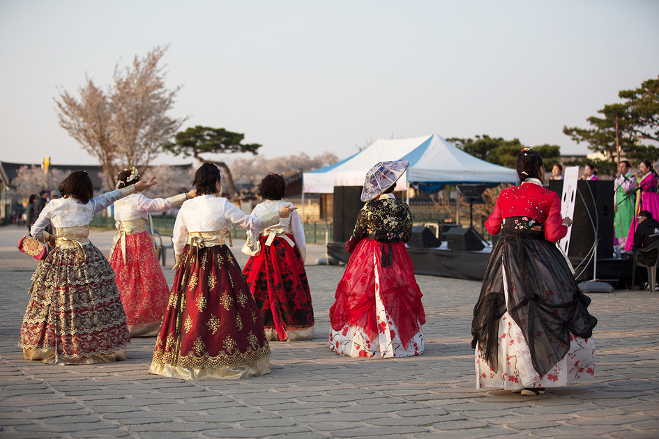 [2019 첨성대 간이공연장 벛꽃축제 공연 스케치] 경주 첨성대 주변 벚꽃축제장에서도 즐거움을 만끽할 수 있다 / 토함