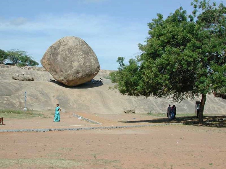 인도의 흔들 바위 마하발리푸람 마을 크리슈나의 버터 볼  India gigantic boulder Krishna's Butterball in the Mahabalipuram
