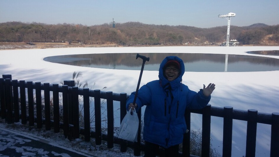 "靑山과 蒼空"은 "뫼닮"에게 말합니다.